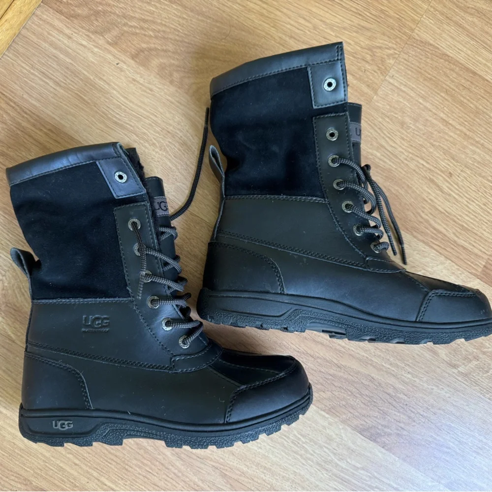 Sz 5 UGG Butte II -Lace up boot